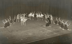 222613 Afbeelding van een balletuitvoering door leden van de Utrechtse Arbeiders Gymnastiekvereniging Kracht en Vlugheid.